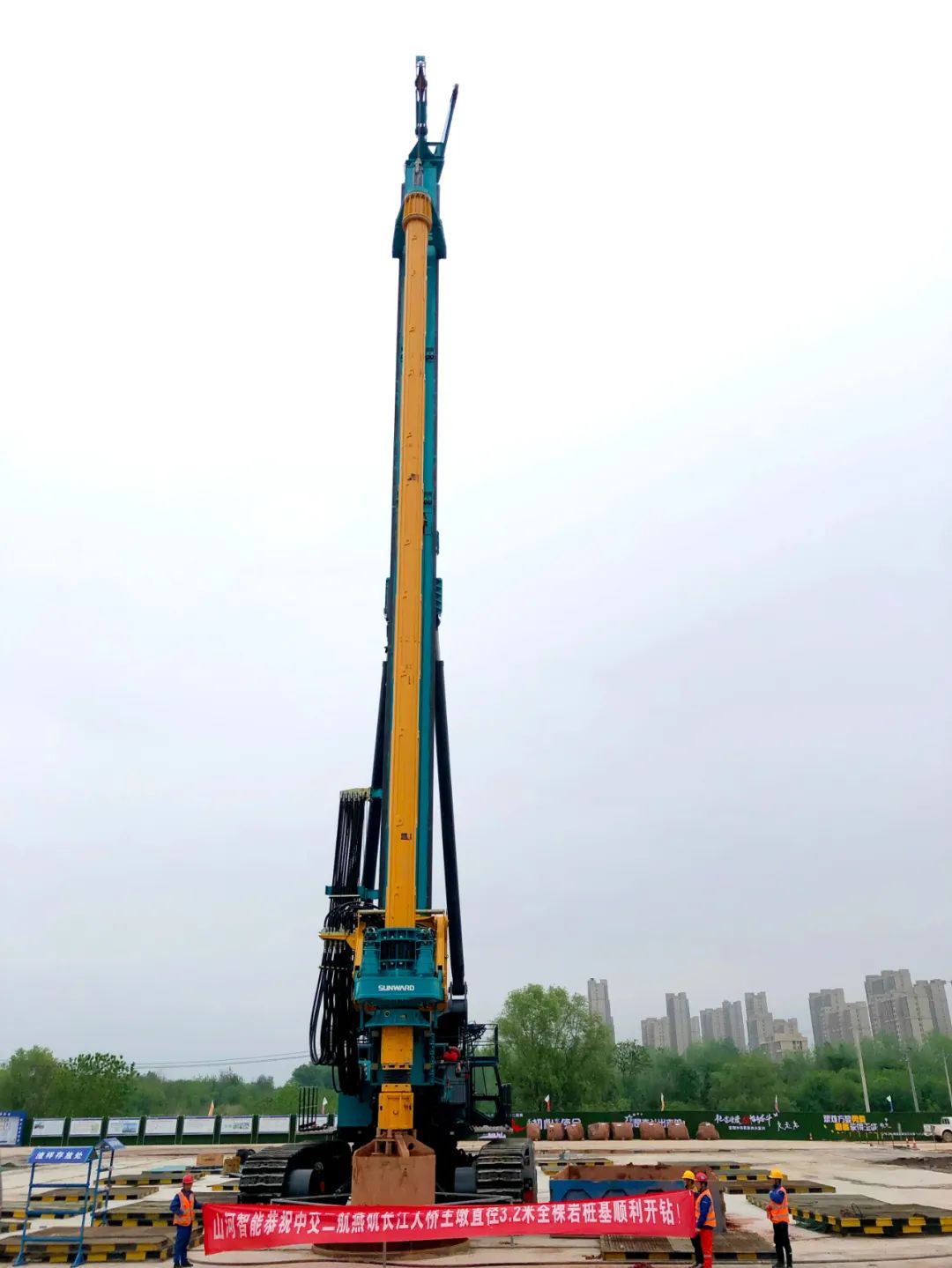 再啃“硬骨头”！k1体育
“超级桩备”助建燕矶长江大桥