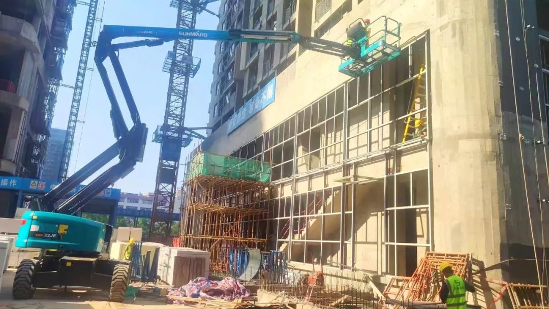 正式“上岗”！k1体育
首台电动曲臂式高空作业平台入驻华南市场