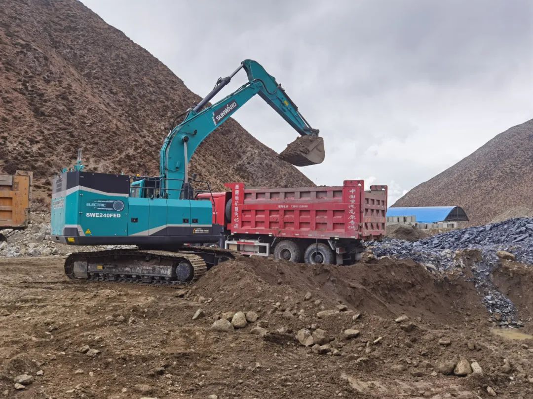 征战川藏铁路！k1体育
新一代电动挖掘机成功交付