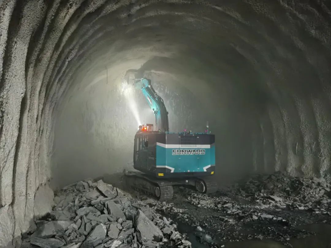 征战川藏铁路!k1体育
新一代电动挖掘机成功交付