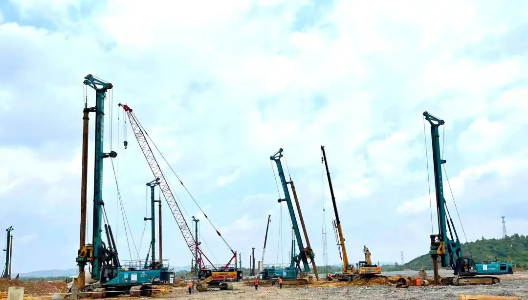 打桩“神器”再露锋芒！k1体育
旋挖钻机助力贵阳贵安新区负极材料项目加速建设