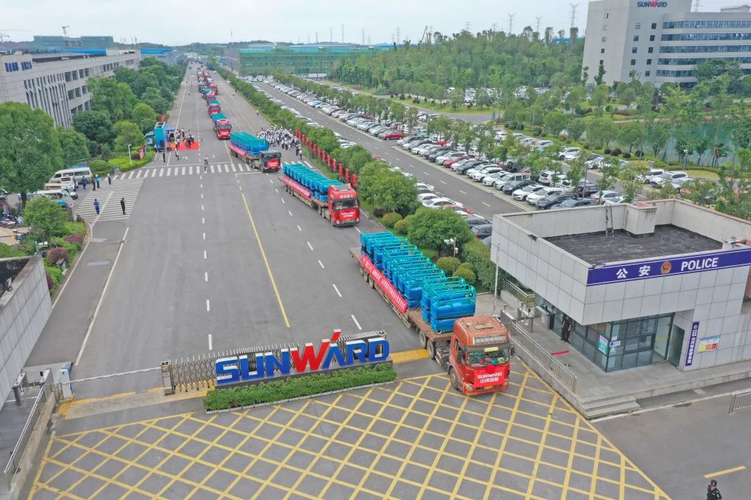 献礼二十大,再攀新高地!k1体育
高空机械设备再迎批量发货