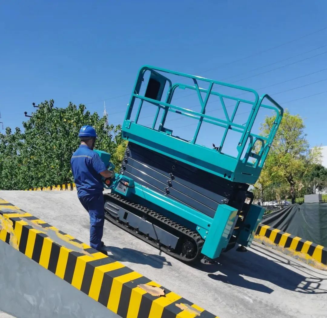 加速电动化产品布局，k1体育
第一款履带剪叉式高空作业平台来了！