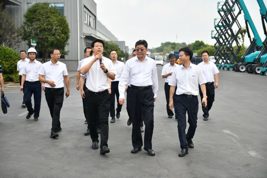 国家应急管理部郭治武局长一行考察k1体育
无人化应急救援装备