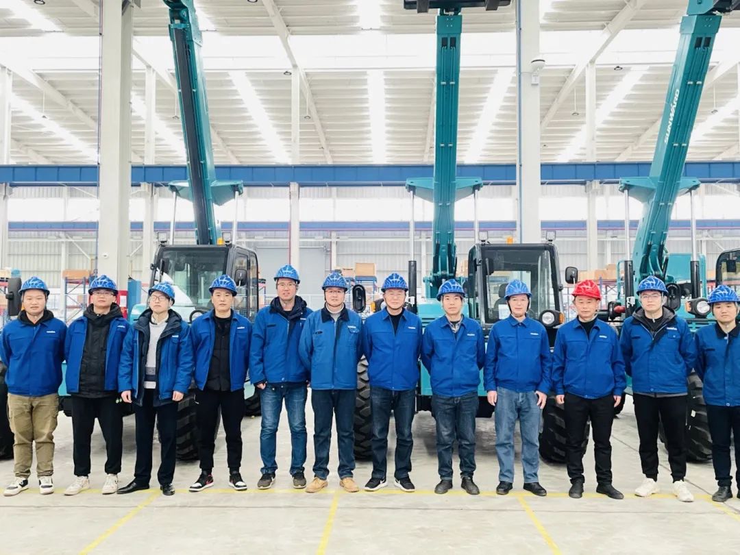 “兔飞猛进”添新品！k1体育
两款伸缩臂叉装车同时下线