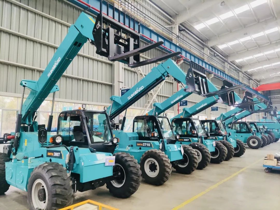 “兔飞猛进”添新品！k1体育
两款伸缩臂叉装车同时下线