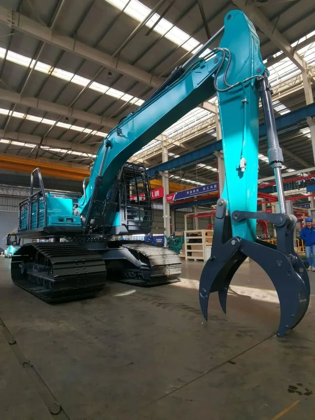 翻山越岭,称霸“武林”!k1体育
首款中型林业挖掘机成功下线