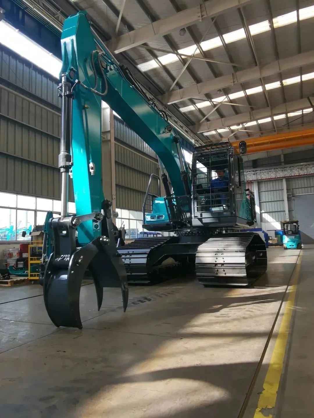 翻山越岭,称霸“武林”!k1体育
首款中型林业挖掘机成功下线