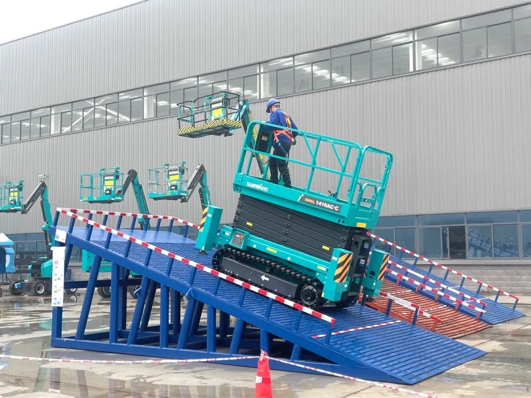 出厂即“出道”!k1体育
首款履带剪叉式高空作业平台批量上市