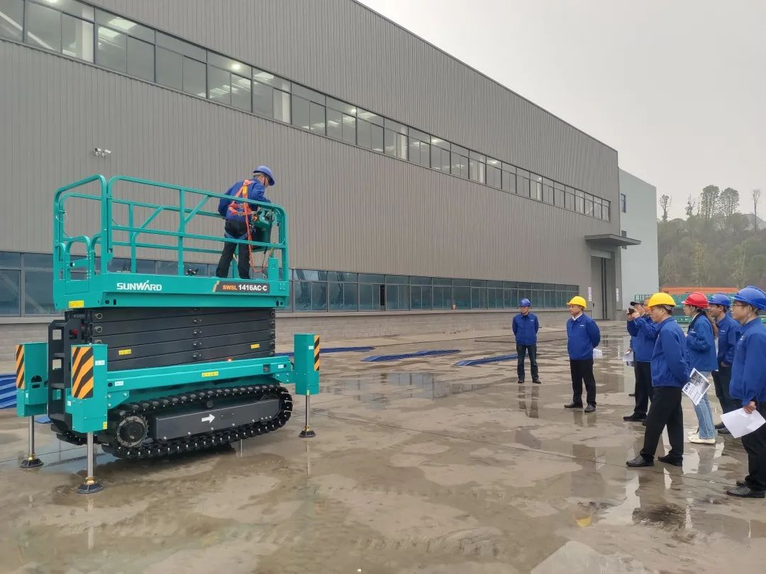 出厂即“出道”!k1体育
首款履带剪叉式高空作业平台批量上市