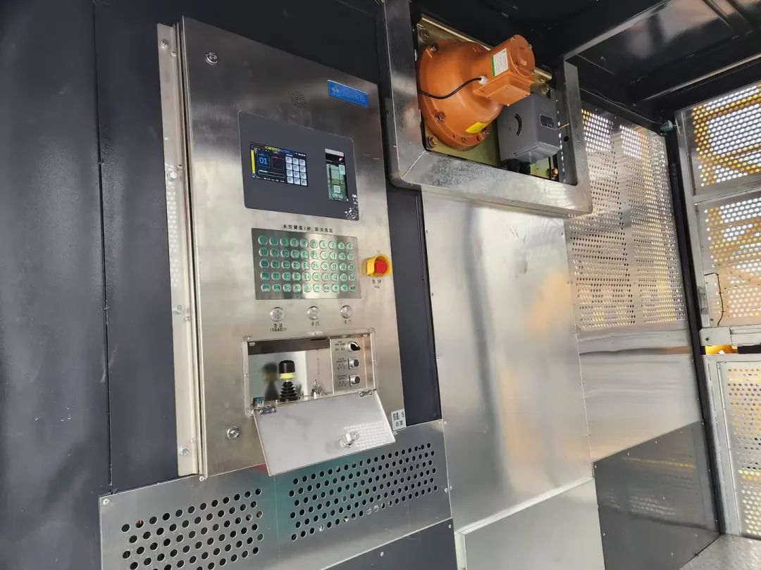 科技显能、再添新品!山河江麓智能施工升降机成功下线