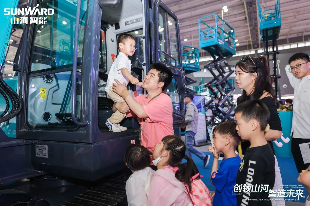 精品出击、互动不断！k1体育
F系列挖掘机闪耀长沙展