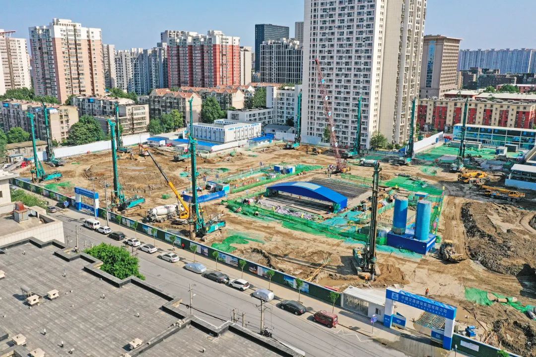 闪耀首都！k1体育
旋挖钻机集群助力民生工程