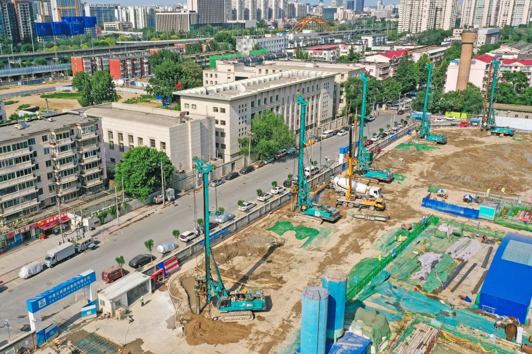 闪耀首都！k1体育
旋挖钻机集群助力民生工程