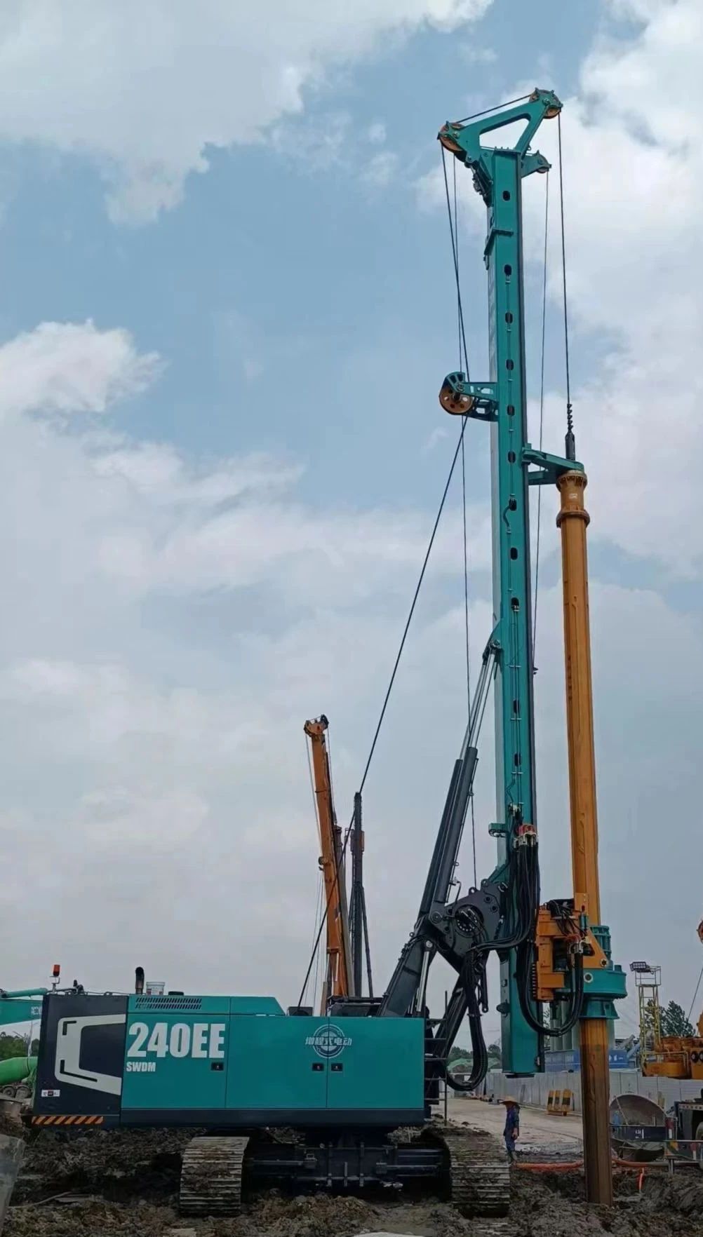 出道即巅峰!k1体育
增程式电动旋挖钻机硬核给“利”