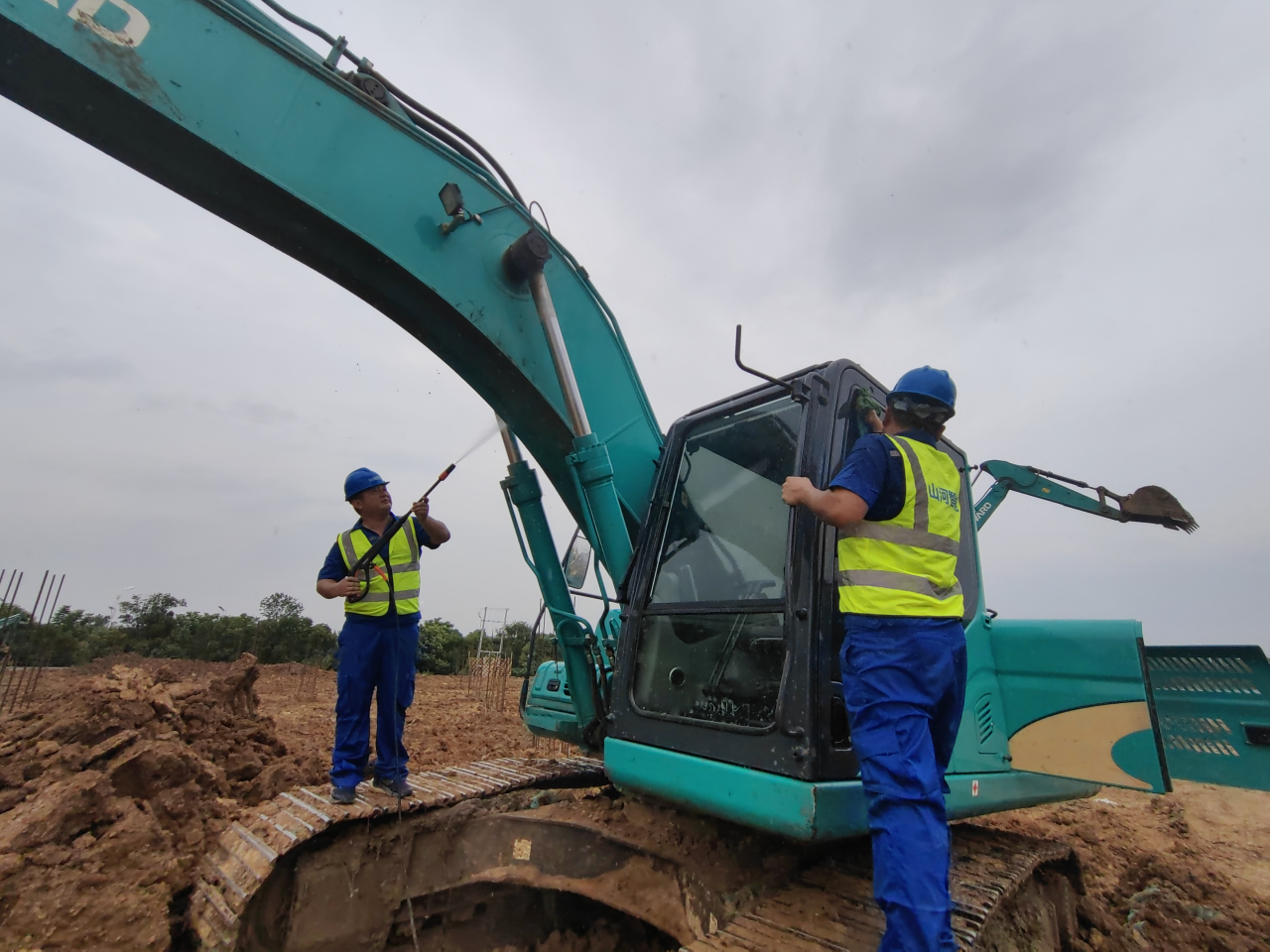 一线“热”闻 | 专业售后，用心服务！k1体育
挖掘机服务万里行一直在路上