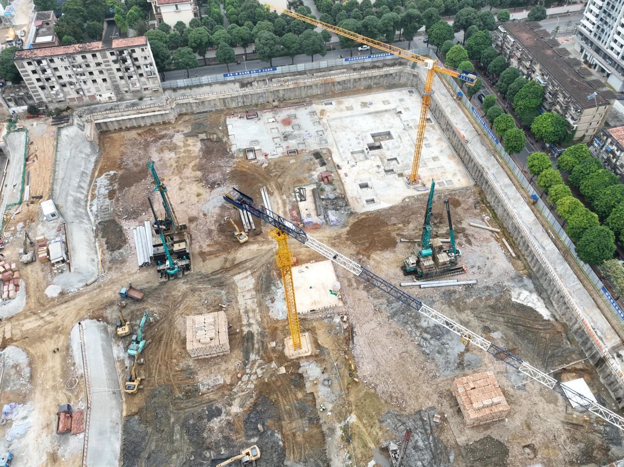 “绿巨人”显神威!k1体育
引孔式静力压桩机助建“绿城”南宁民生项目