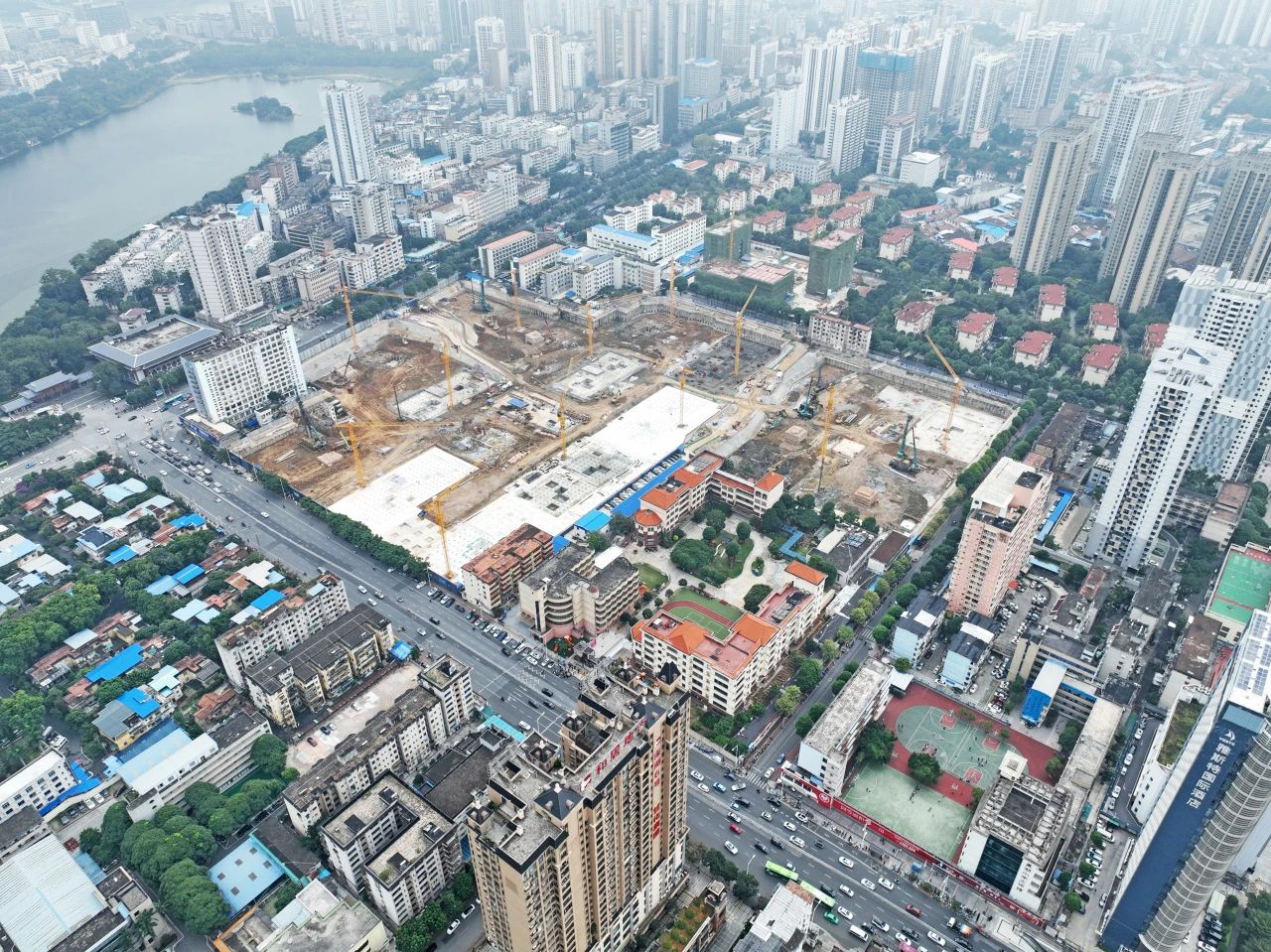 “绿巨人”显神威!k1体育
引孔式静力压桩机助建“绿城”南宁民生项目