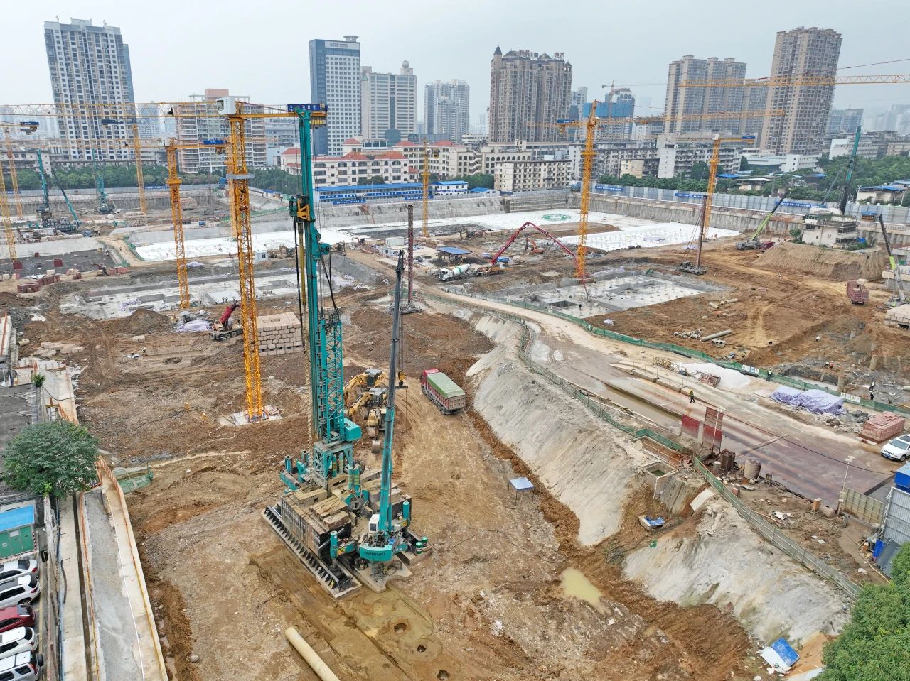 “绿巨人”显神威!k1体育
引孔式静力压桩机助建“绿城”南宁民生项目