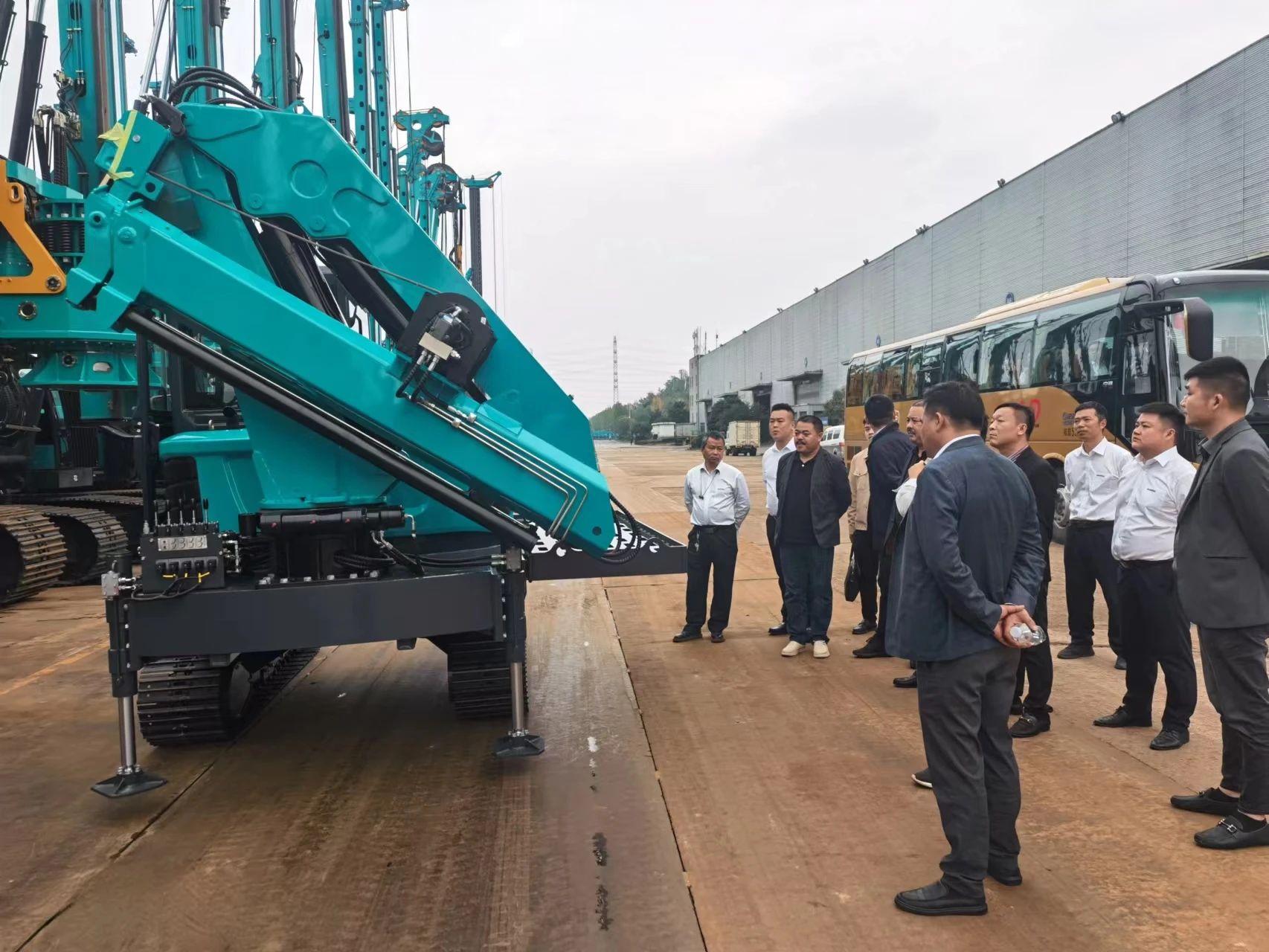 行业寒冬现暖阳！现场签购20台旋挖钻机，k1体育
携手湖南骏牛助力国家电网项目建设