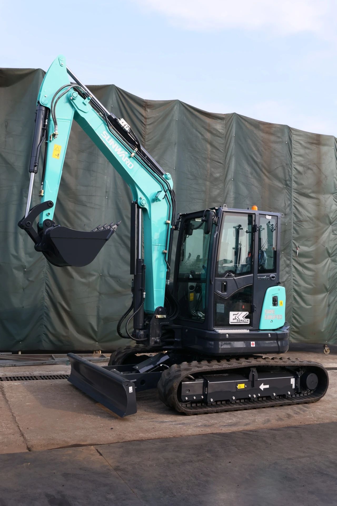 绿色上新!k1体育
SWE60UFED纯电动无尾挖掘机成功下线