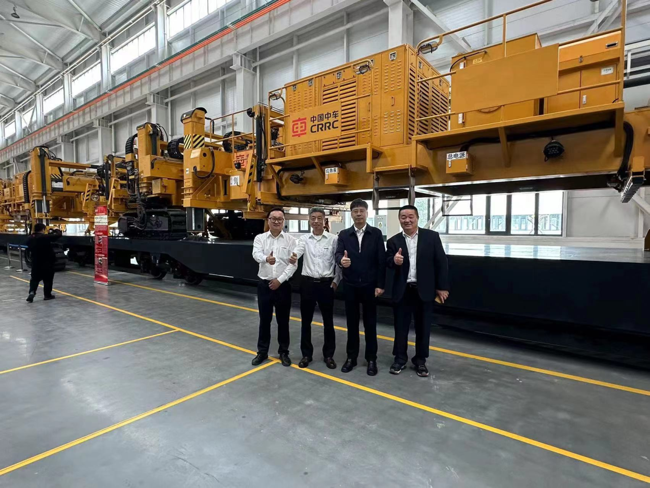 CPH-30J道岔铺换机组全球发布!k1体育
与宝鸡中车时代共绘铁路装备新篇章!