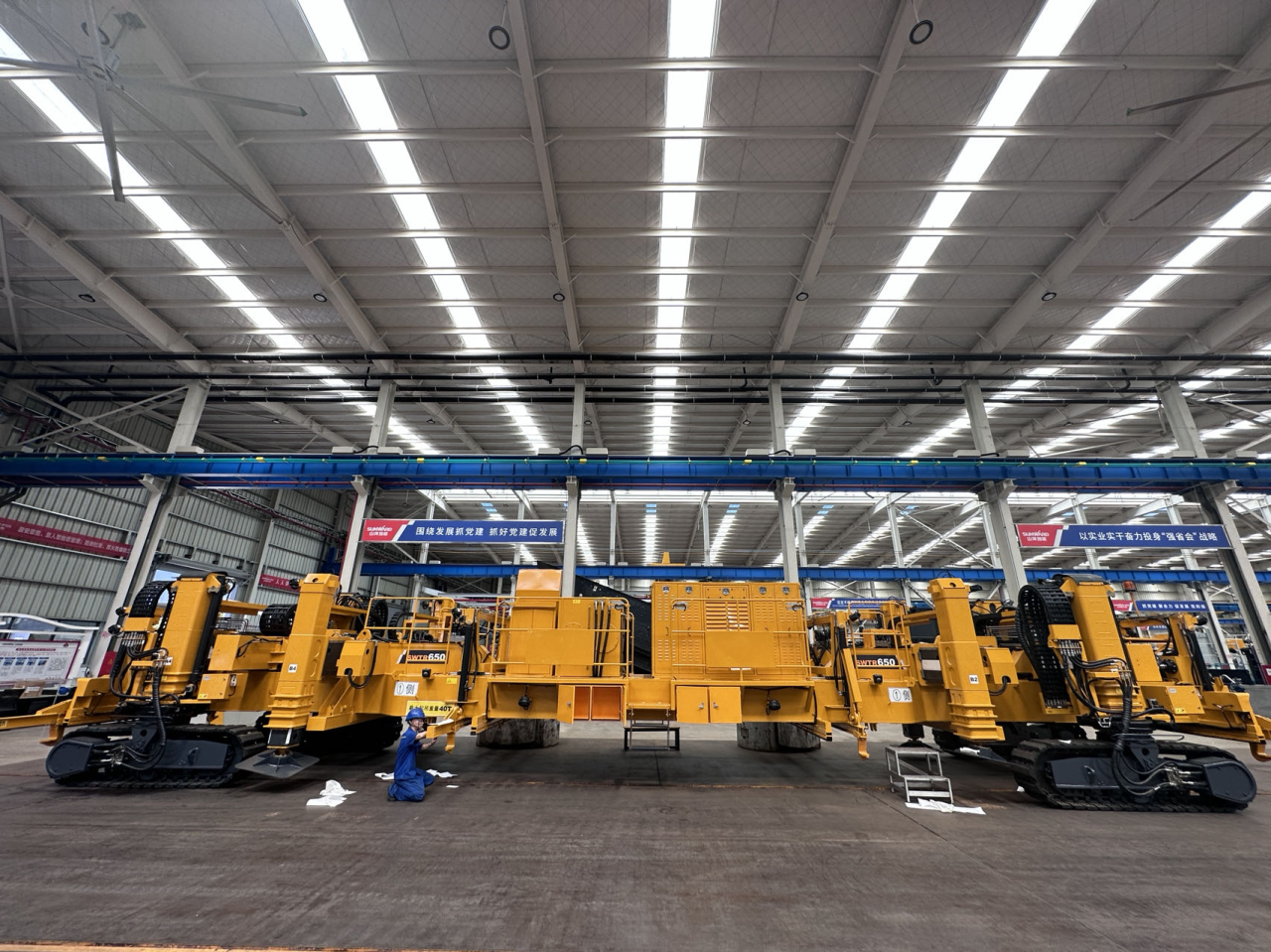 CPH-30J道岔铺换机组全球发布!k1体育
与宝鸡中车时代共绘铁路装备新篇章!