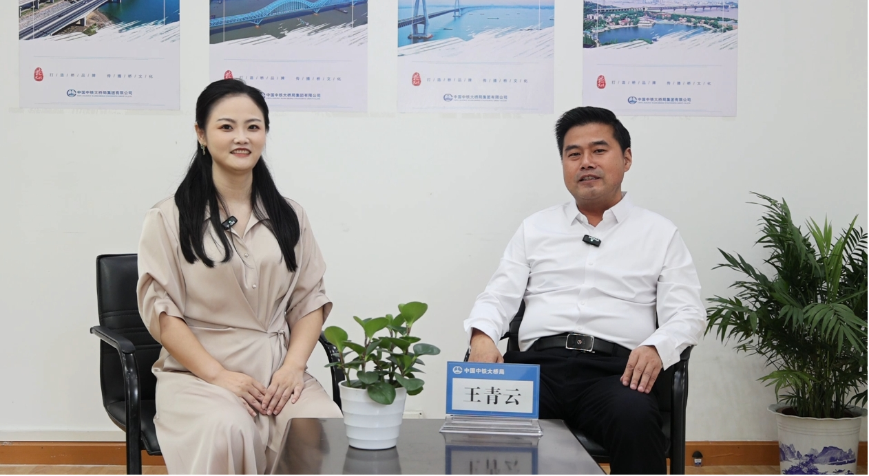 先导式创新,再推电动新品!k1体育
SWDM520EE增程式旋挖钻机推介会成功举办