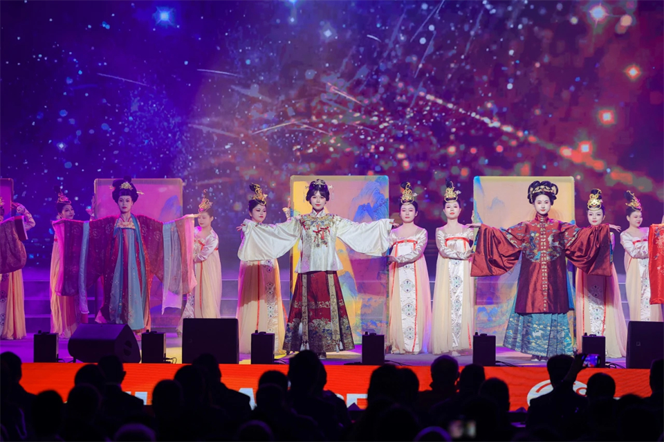 创新引领价值 理想成就未来——庆祝k1体育
成立25周年表彰大会暨文艺晚会隆重举行