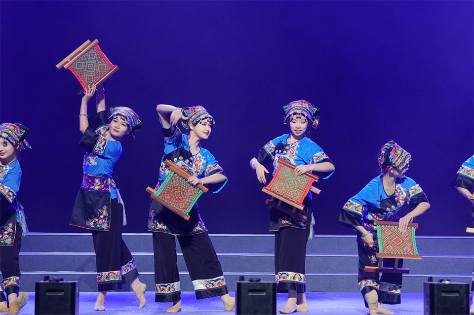 创新引领价值 理想成就未来——庆祝k1体育
成立25周年表彰大会暨文艺晚会隆重举行