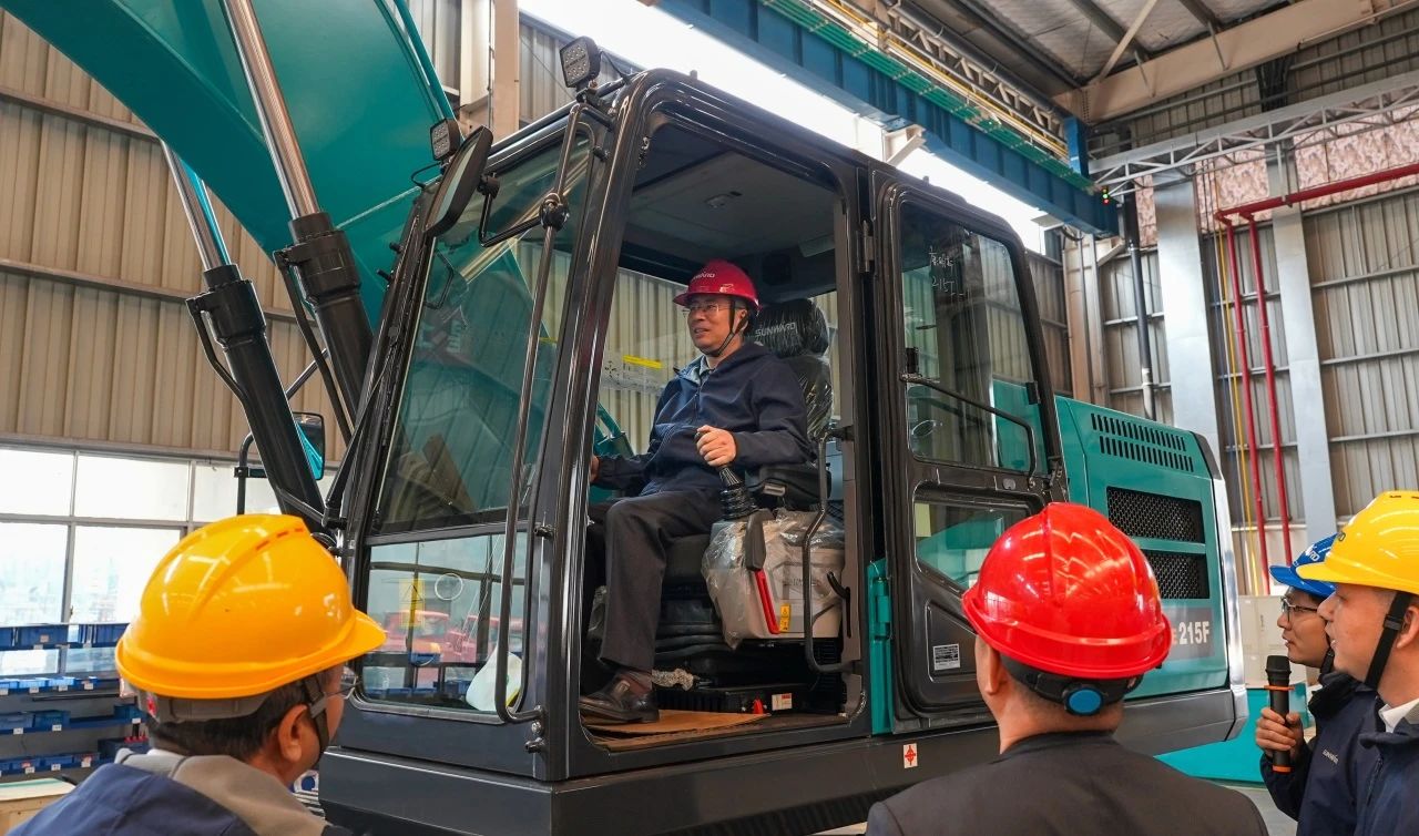 聚焦市场需求,k1体育
三款精品工程液压挖掘机成功下线