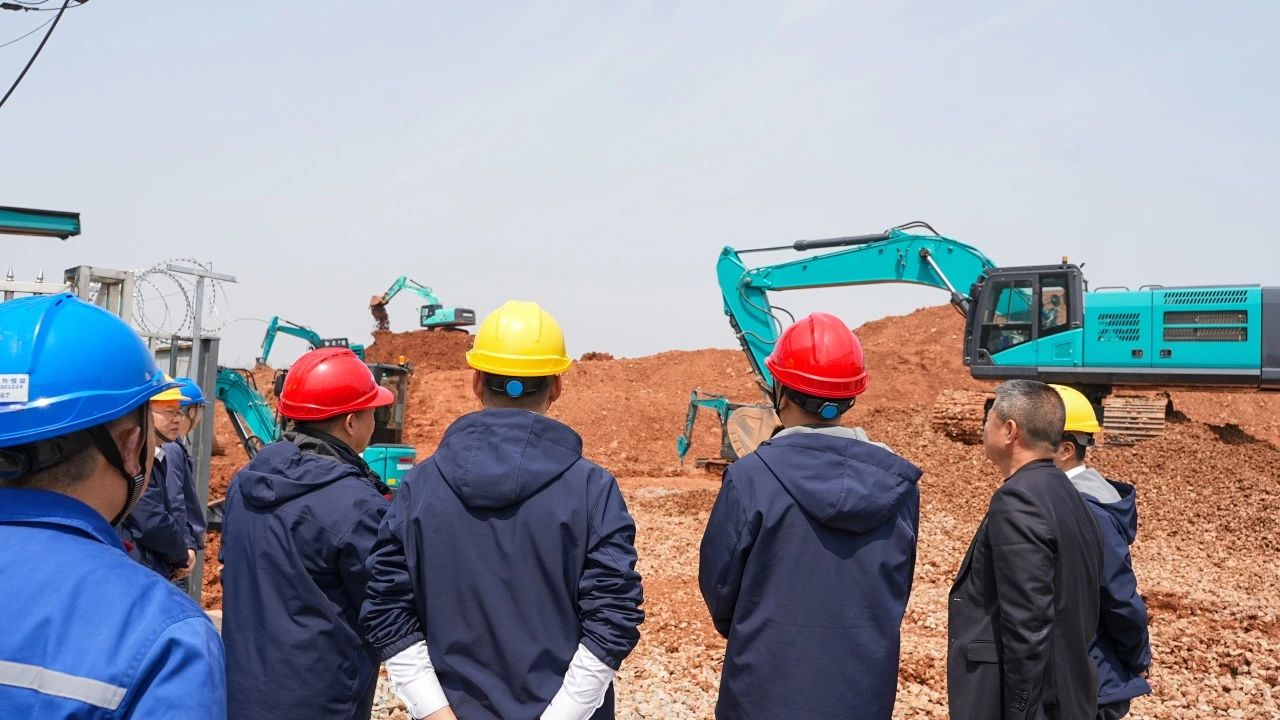 聚焦市场需求,k1体育
三款精品工程液压挖掘机成功下线