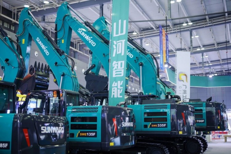 2025 CICEE | 打造极致精品化，k1体育
挖掘机“圈粉”长沙展