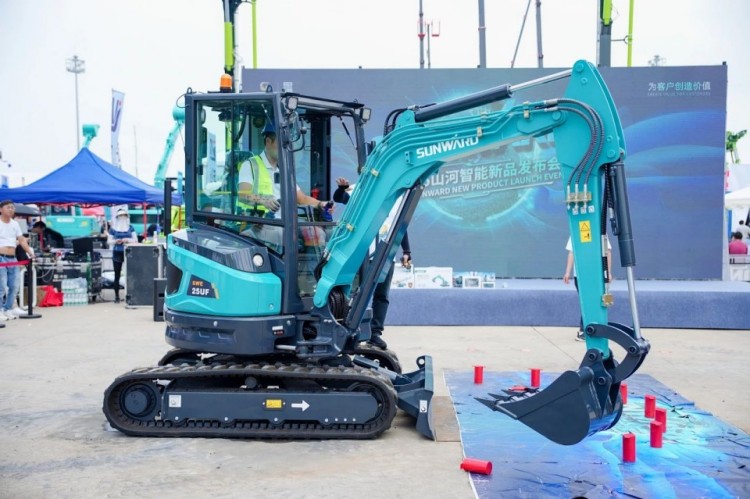 2025 CICEE | 打造极致精品化，k1体育
挖掘机“圈粉”长沙展