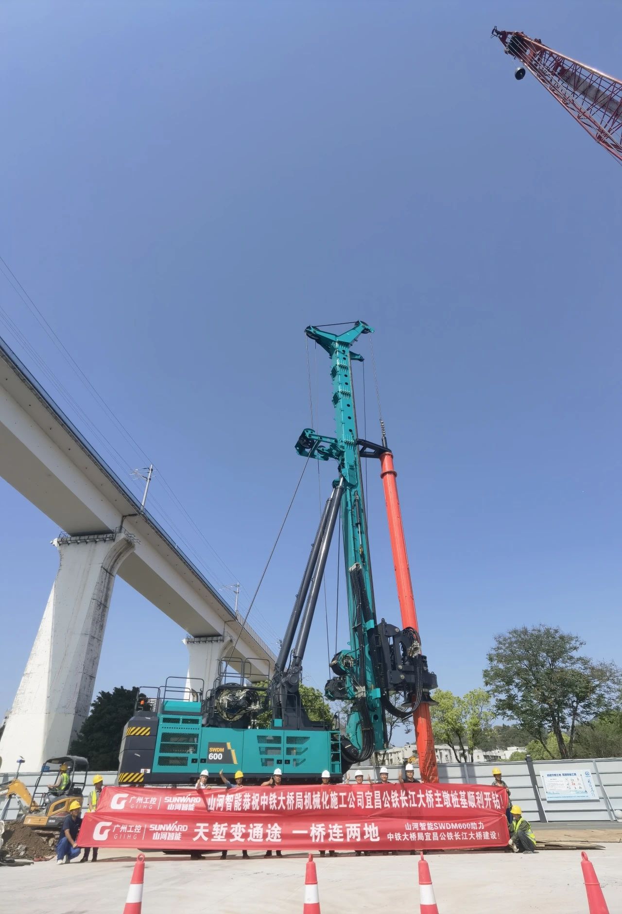 再战“世界级工程”！k1体育
旋挖钻机助力宜昌长江公铁大桥建设