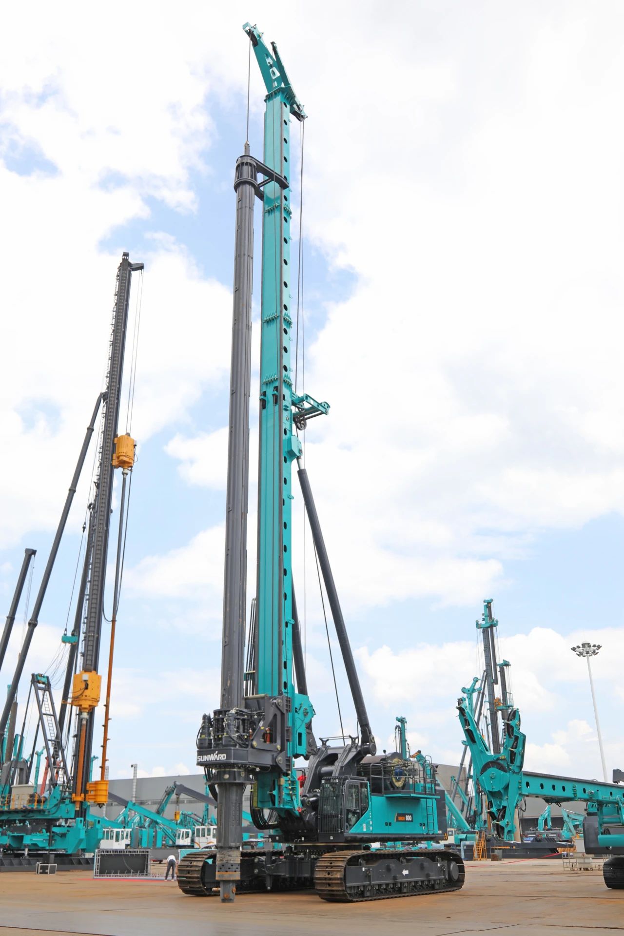 “破纪录王者”再出征！k1体育
SWDM800旋挖钻机成功交机