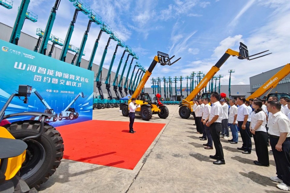 k1体育
伸缩臂叉装车批量交付，即将奔赴新一线