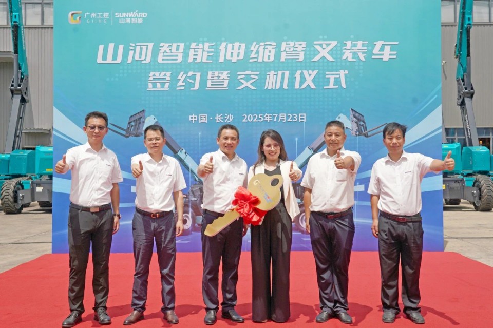 k1体育
伸缩臂叉装车批量交付，即将奔赴新一线