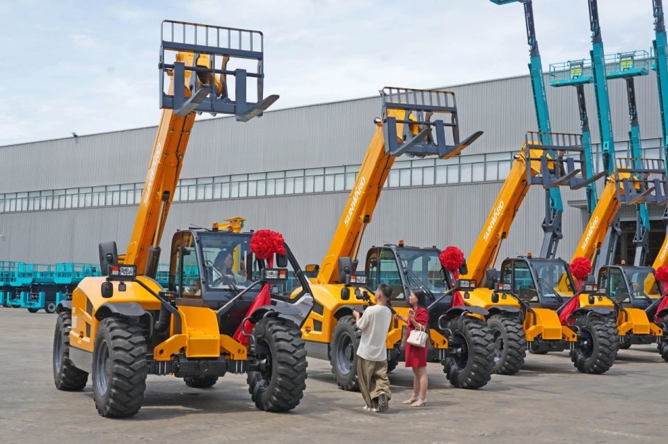 k1体育
伸缩臂叉装车批量交付，即将奔赴新一线