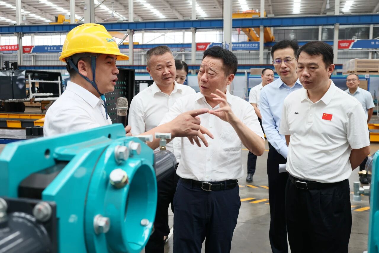 湖南省政协副主席、省工程机械产业链链长何寄华调研k1体育
