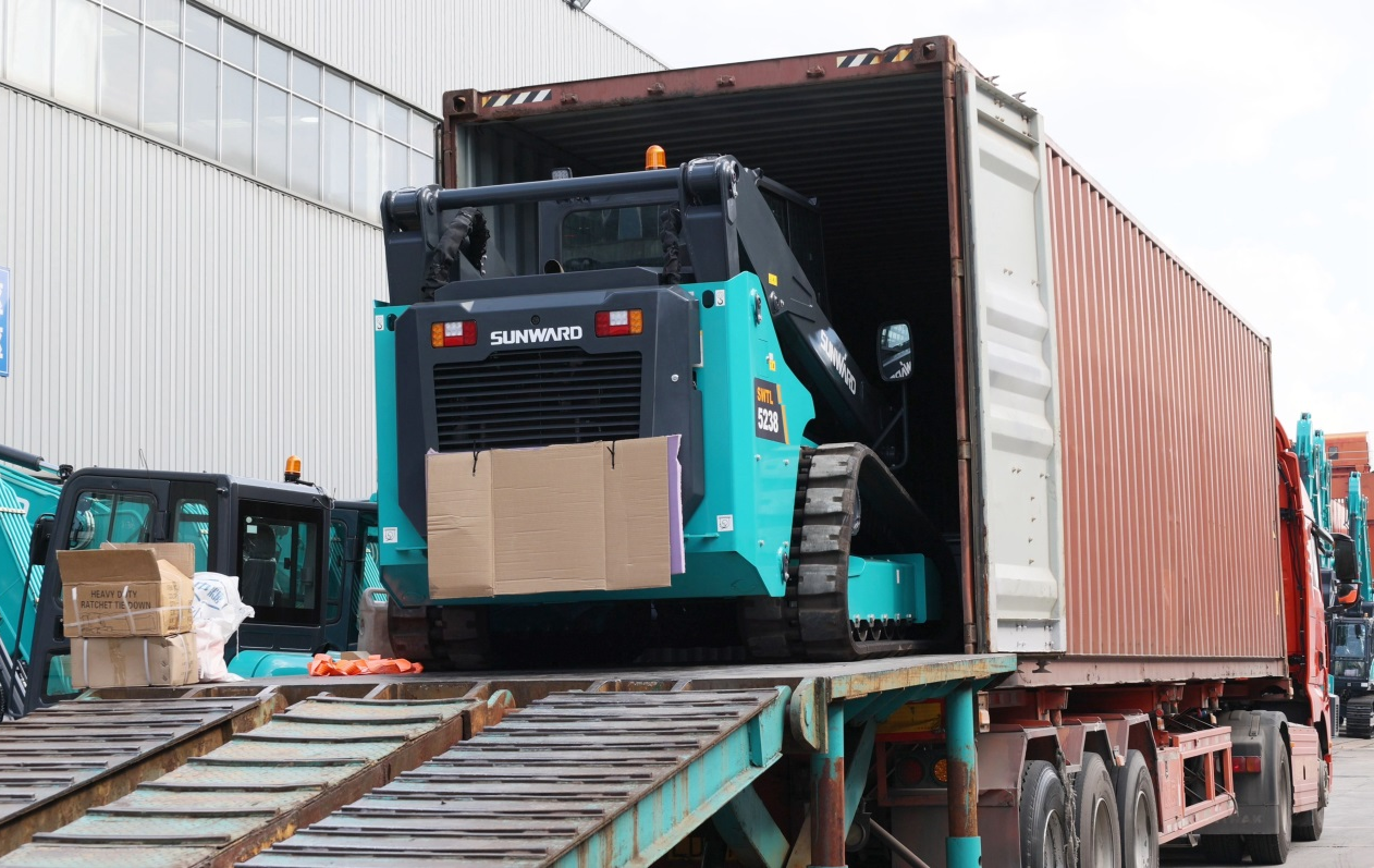 高端装备再获国际认可!k1体育
最大吨位垂直举升履带式滑移装载机批量发往北美