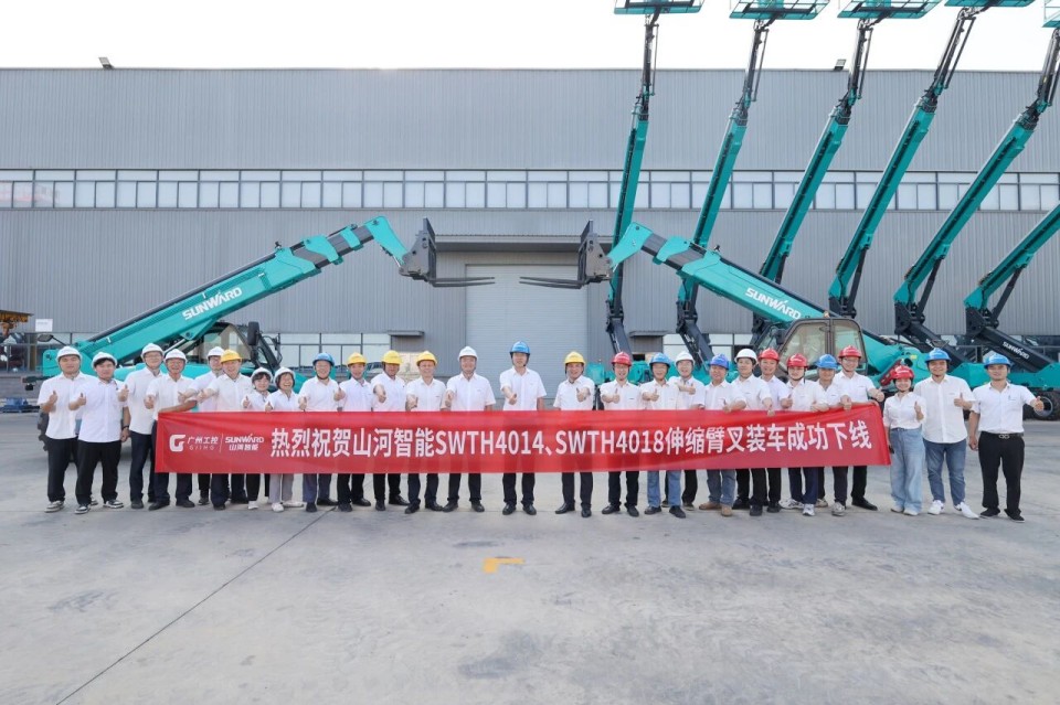 高端机型“双箭齐发”！k1体育
两款伸缩臂叉装车成功下线