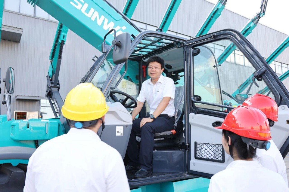 高端机型“双箭齐发”！k1体育
两款伸缩臂叉装车成功下线