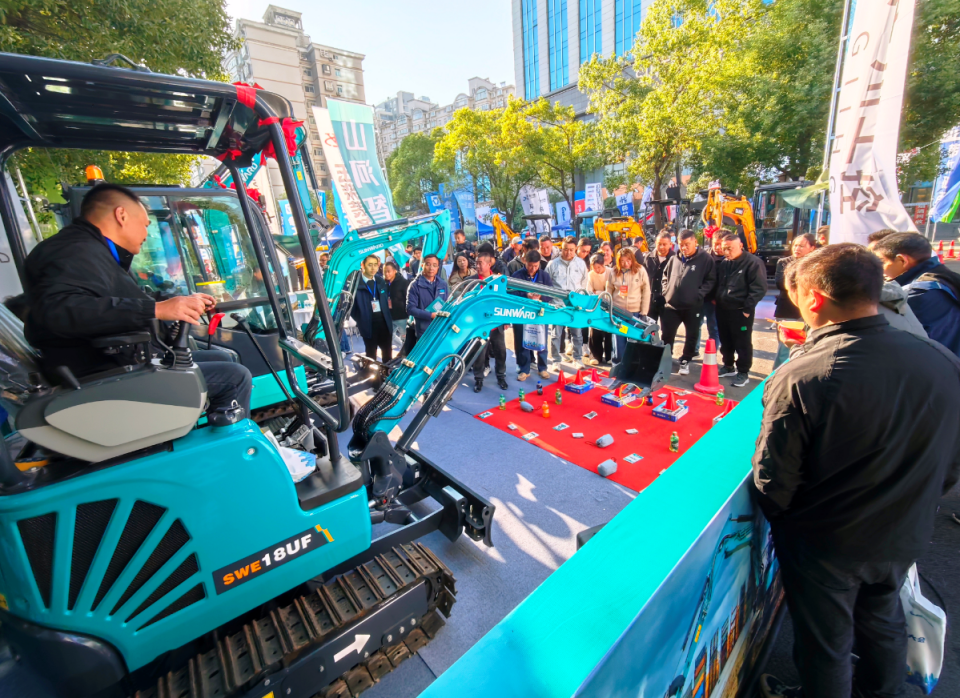 k1体育
微挖“天团”闪耀武汉，引领绿色施工潮流