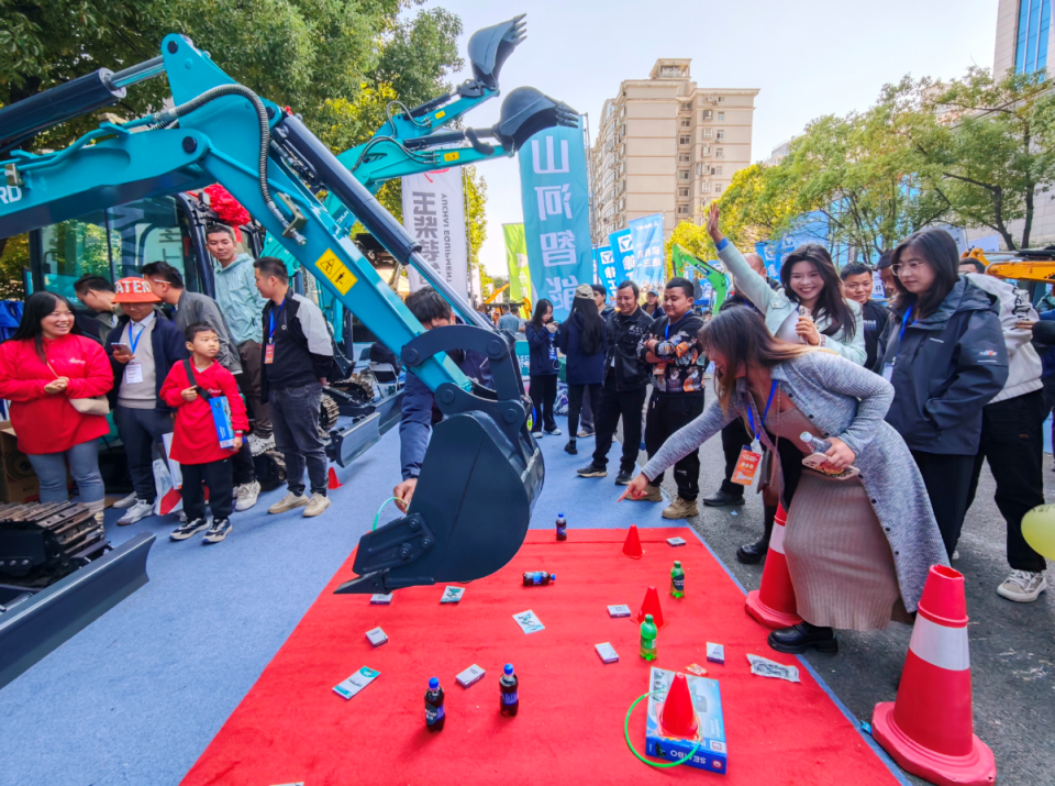 k1体育
微挖“天团”闪耀武汉，引领绿色施工潮流