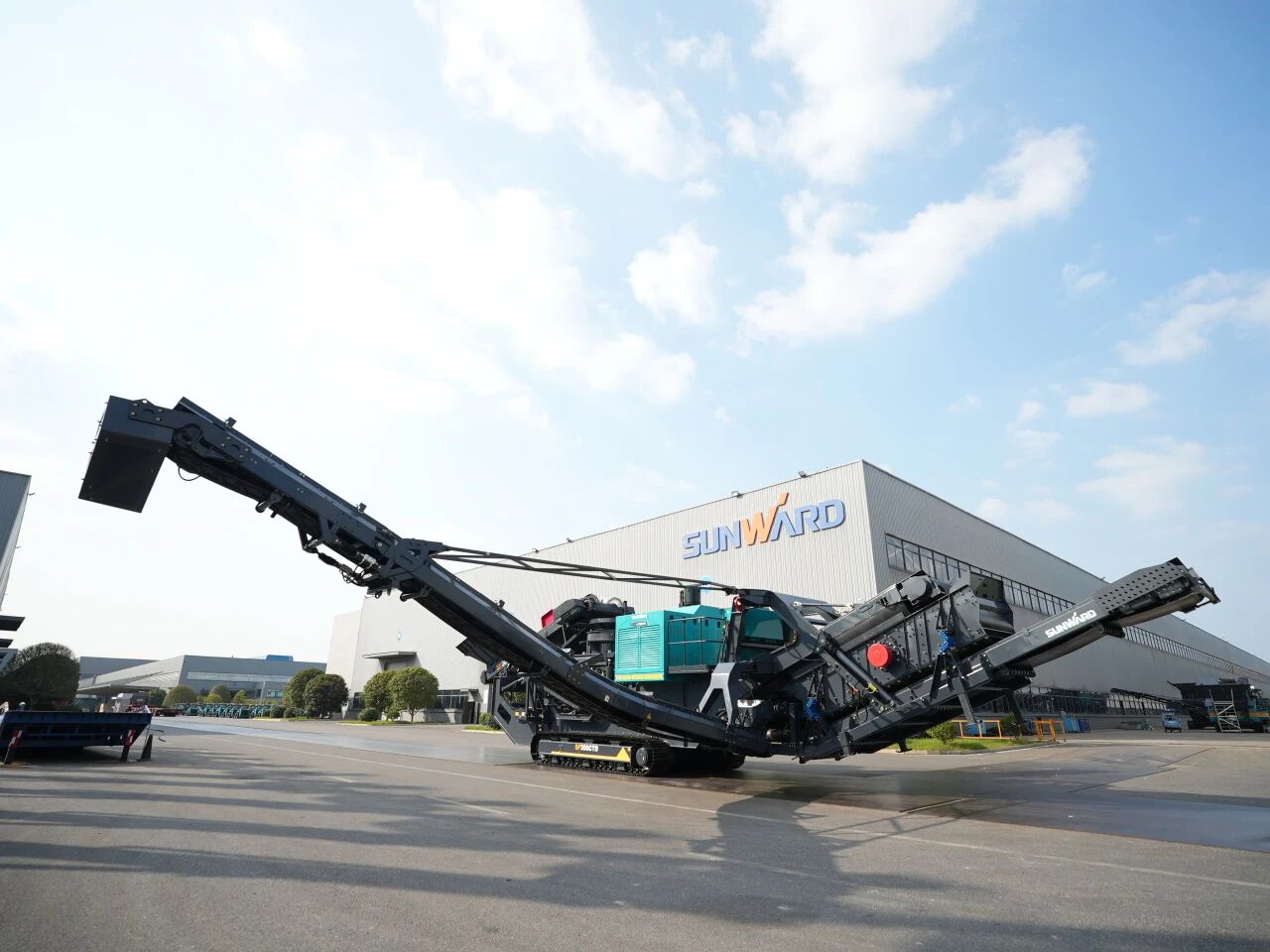 破局国际市场,无惧极寒工况!k1体育
SP300CTD柴电两用圆锥破碎站成功下线