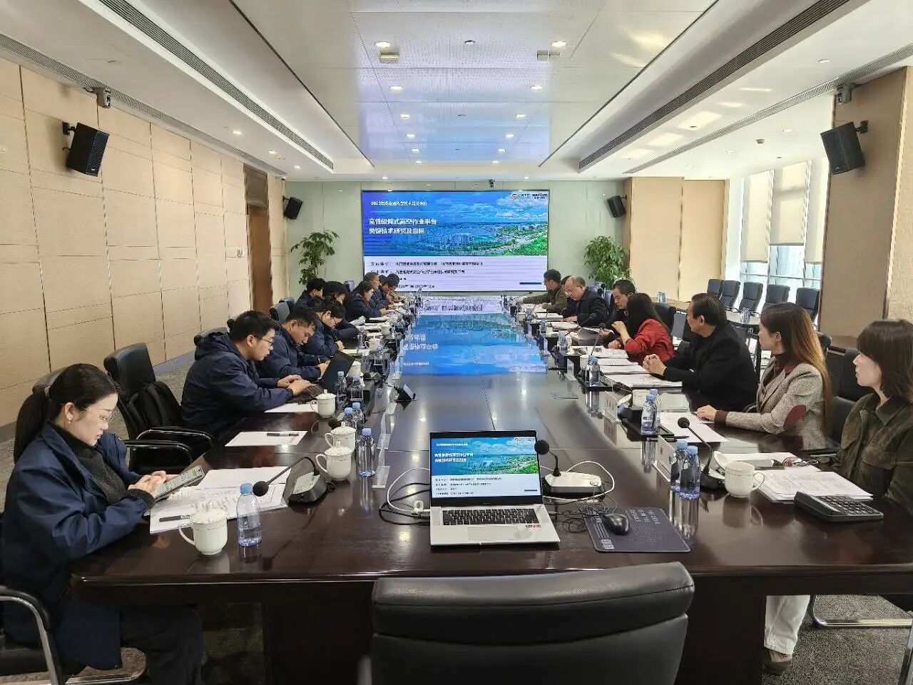 技术创新，引领行业！k1体育
高性能臂式高空作业平台项目通过科技成果评价