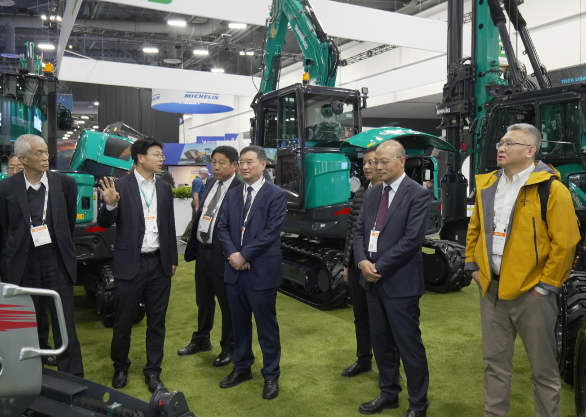 2026美国拉展 | 中国工程机械工业协会会长苏子孟一行到访k1体育
展位