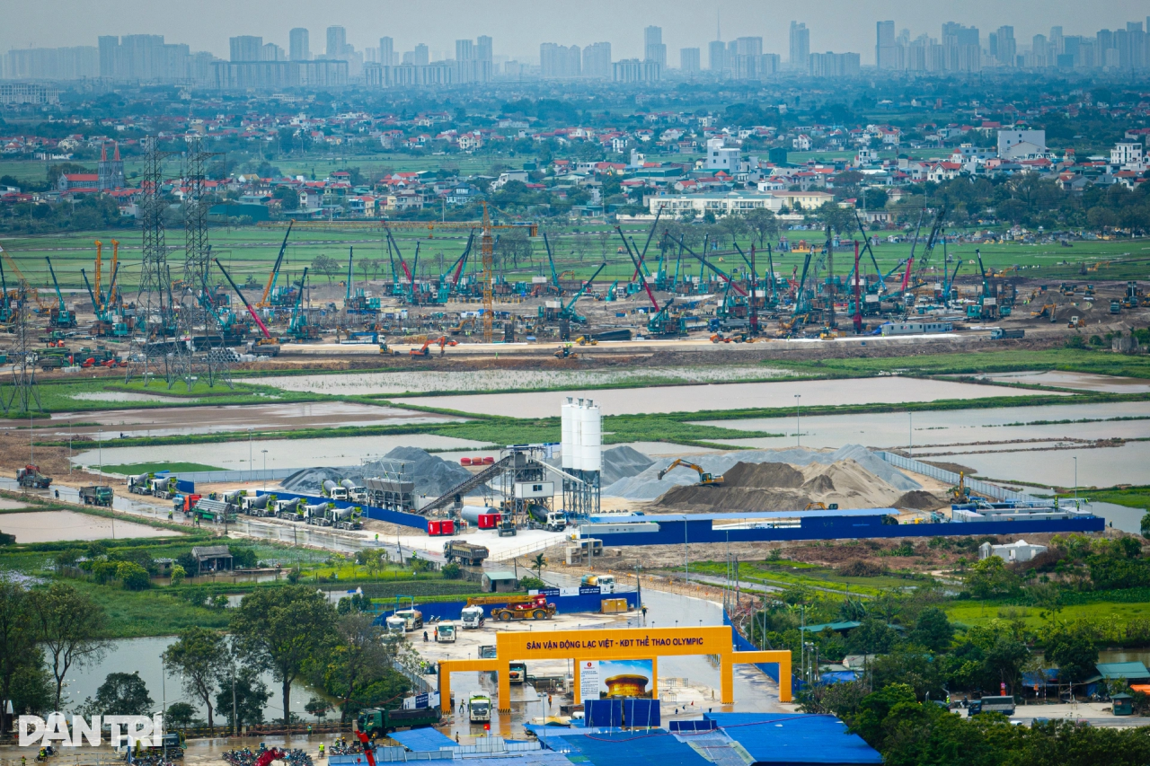 k1体育
液压静力压桩机集群作业，为越南最大体育场筑牢根基