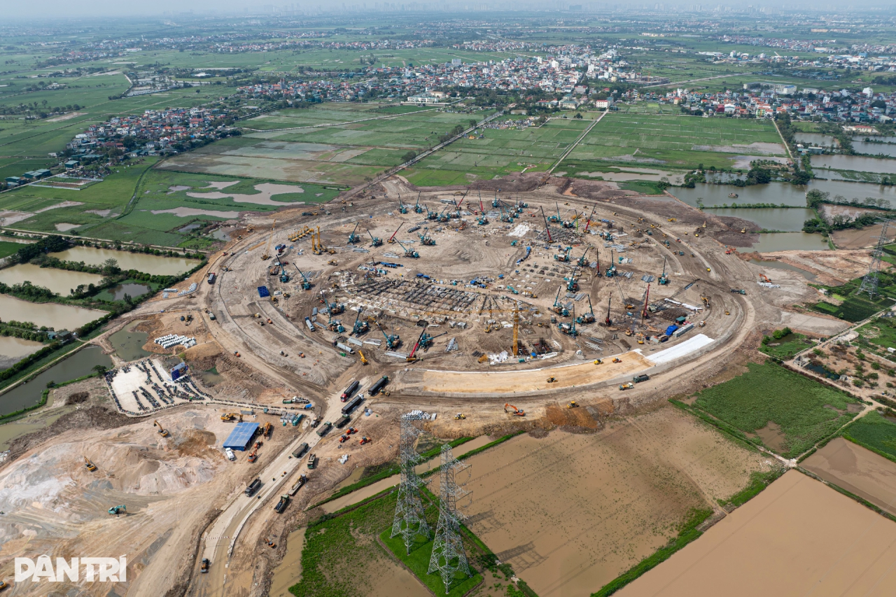 k1体育
液压静力压桩机集群作业，为越南最大体育场筑牢根基